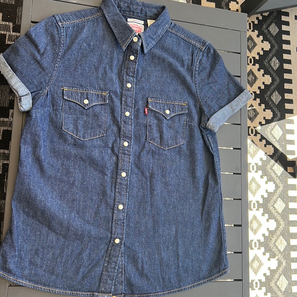 Levi’s classic fit short sleeve button up